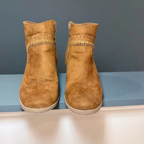 Qupid Brown Embroidered Faux Suede Boho Block Heel Ankle Boots Size 7 - Picture 7 of 13